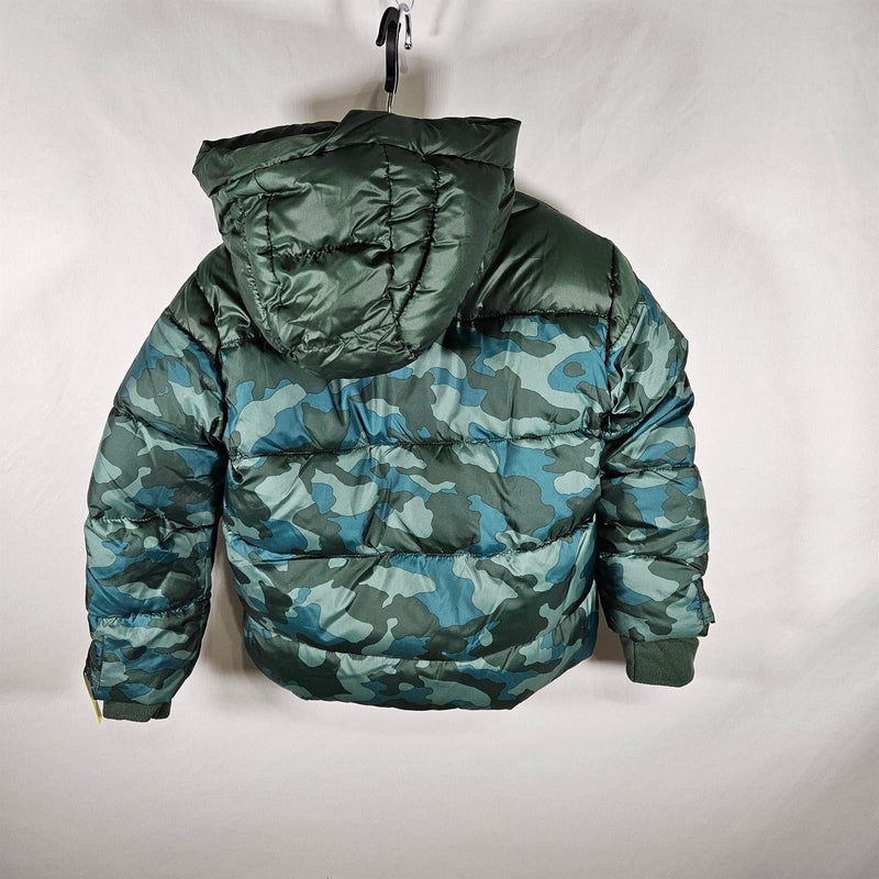 Load image into Gallery viewer, Back view of the green camo boys&#39; puffer coat, highlighting the stylish pattern and puffy insulation to keep warm during outdoor adventures.
