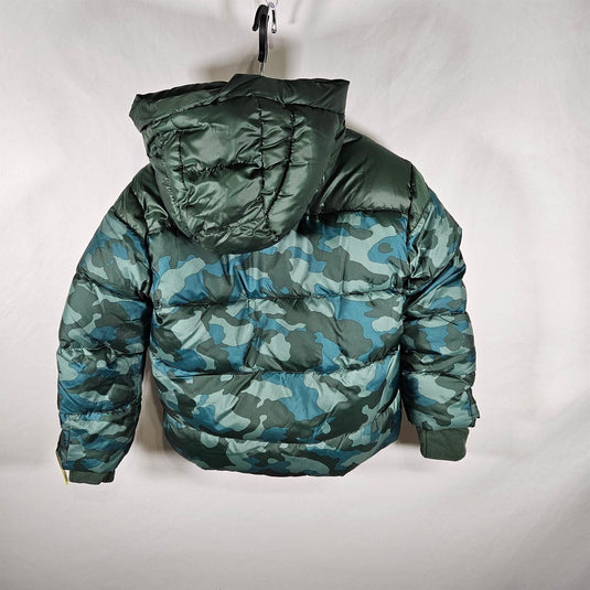 Back view of the green camo boys' puffer coat, highlighting the stylish pattern and puffy insulation to keep warm during outdoor adventures.