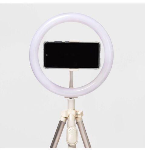 Close-up of a smartphone mounted inside the Heyday ring light, ready for capturing photos or videos with even lighting.